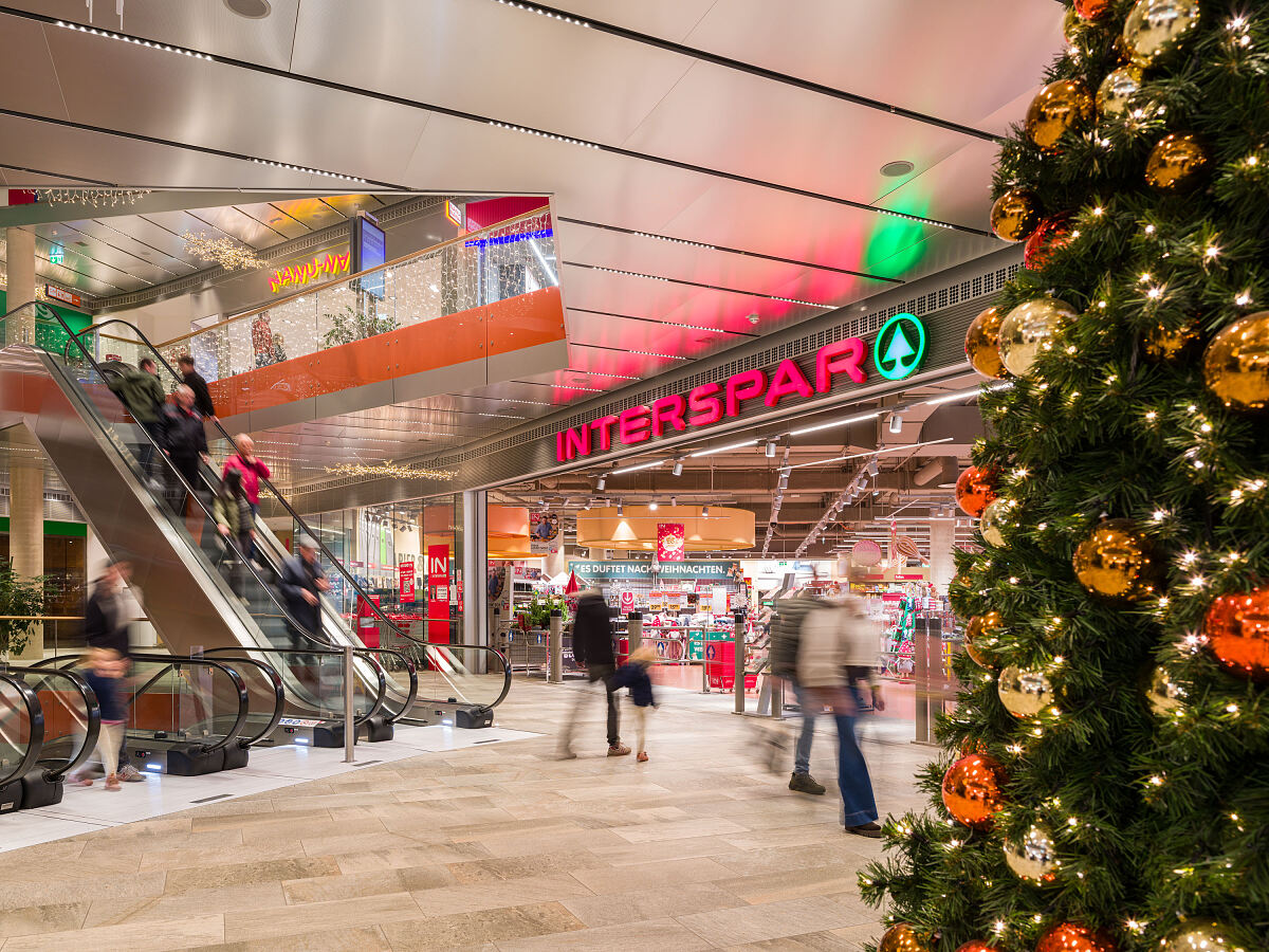 Bild 2: Weihnachtsstimmung vor dem Interspar im MARIANDL © Robert FRITZ